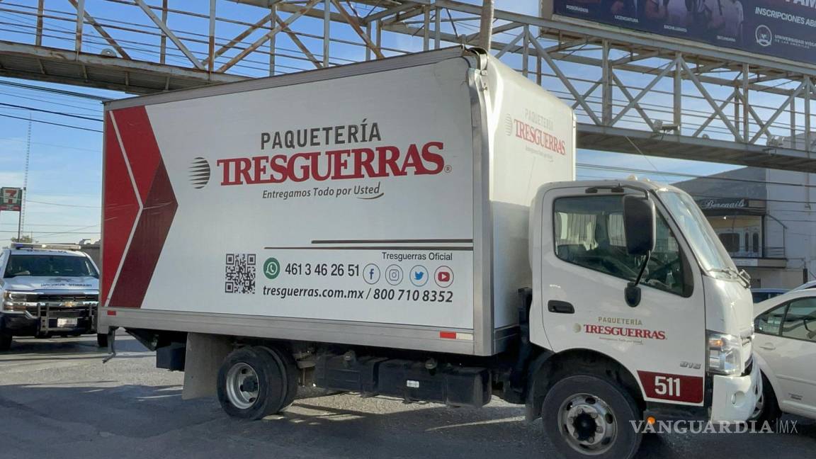 Repartidor se pasa luz roja y choca camioneta en Saltillo; acepta culpabilidad y luego lo niega