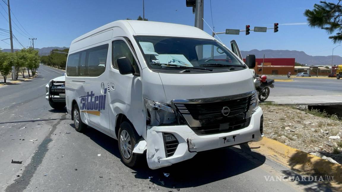 Transporte de personal se pasa semáforo en rojo y origina accidente en Saltillo