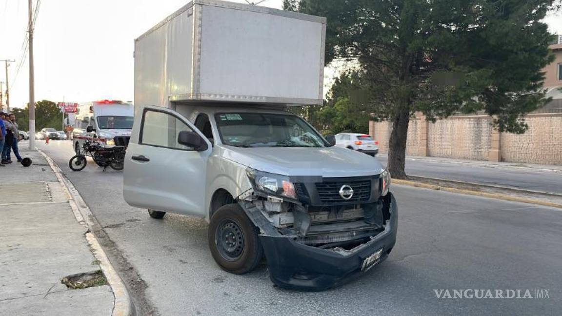 $!La camioneta Nissan involucrada en el accidente detuvo su marcha para esclarecer la situación ante las autoridades de Tránsito Municipal.