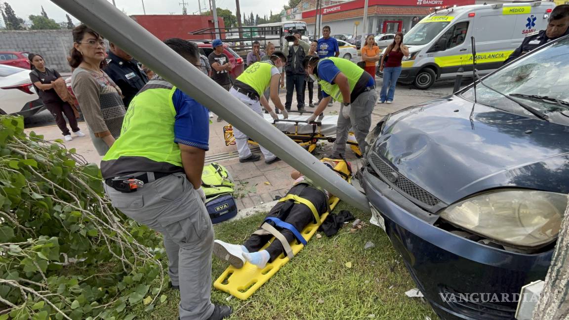 Conductor pierde el control y atropella a dos mujeres frente a la Presidencia Municipal de Saltillo