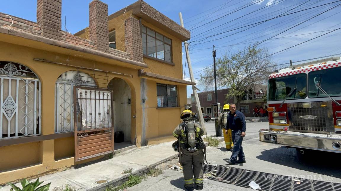 Moviliza incendio a bomberos en La Madrid; hombre dejó cigarro encendido en su cama