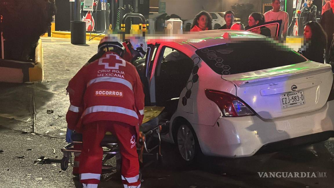 $!Verónica, conductora de taxi por aplicación, fue trasladada a la clínica del IMSS tras el choque con una camioneta Land Rover.