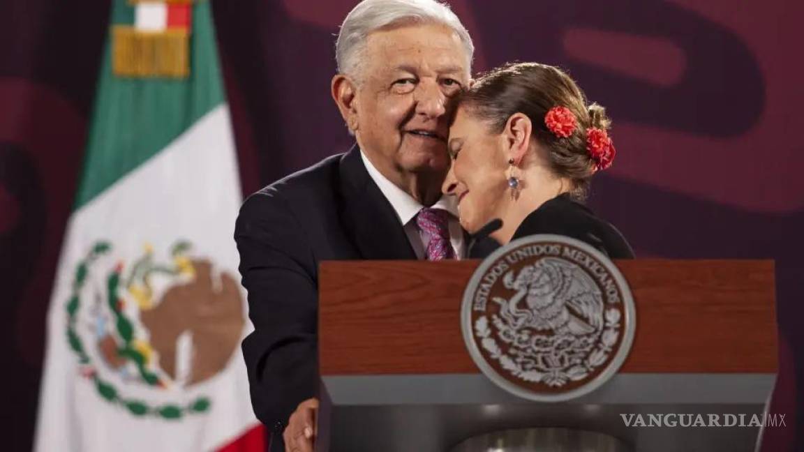 ‘Se enamoró de un indio pata rajada’... AMLO y Beatriz Gutiérrez Müller derrochan amor en La Mañanera; es su despedida