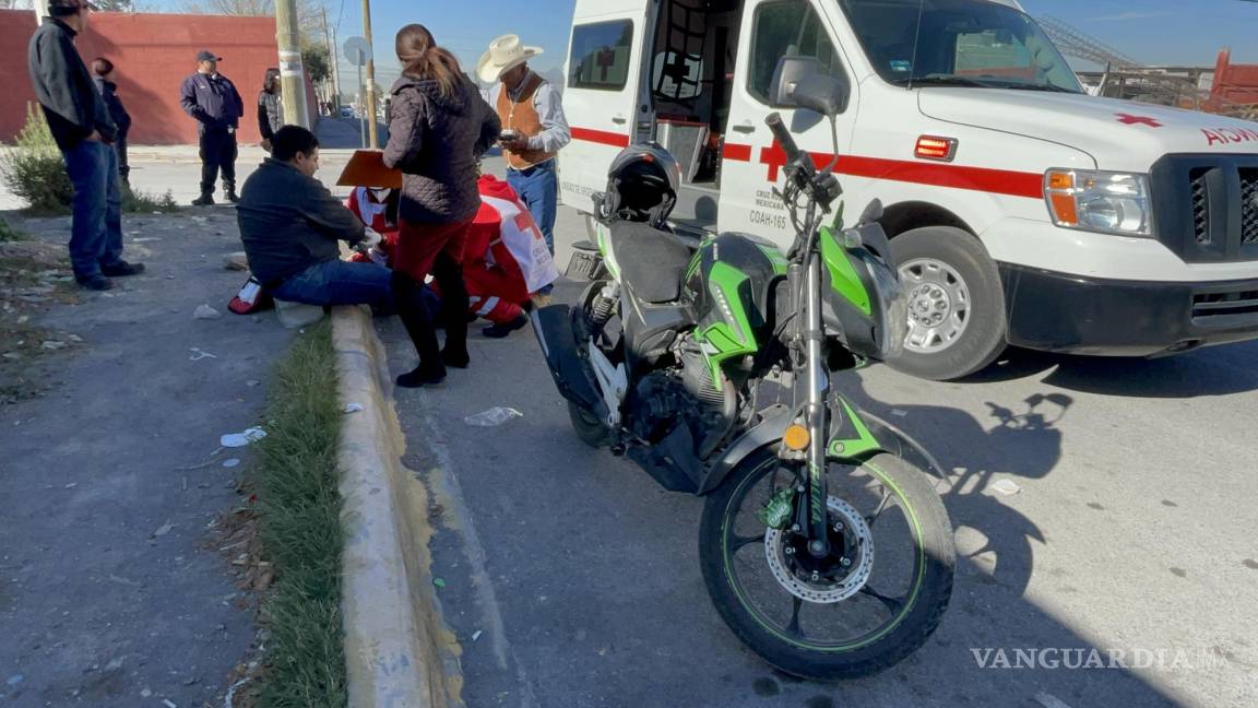Ignora señal de alto y golpea a motociclista en Saltillo; joven resulta lesionado