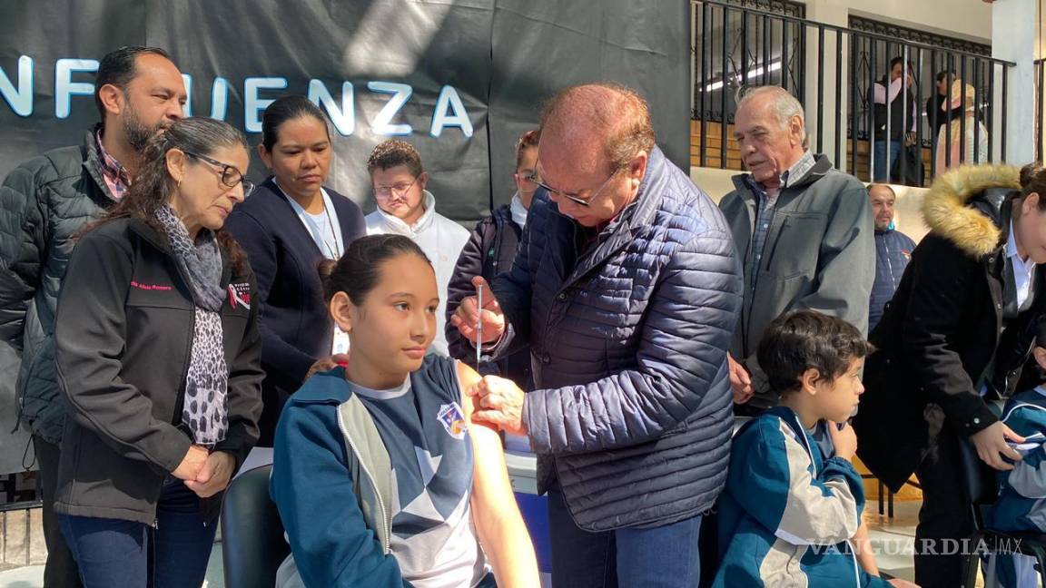 Vacunan contra la influenza a alumnos del colegio ‘Nicolás Bravo’, en Saltillo