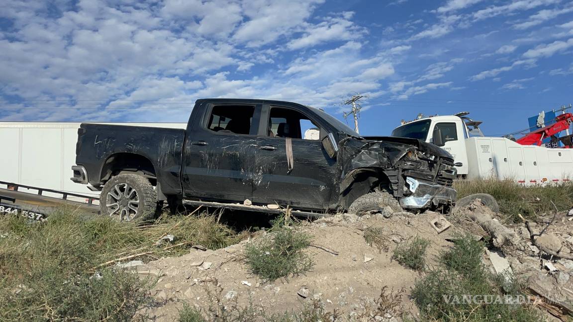 Sale del camino y abandona camioneta en la antigua carretera a Monclova