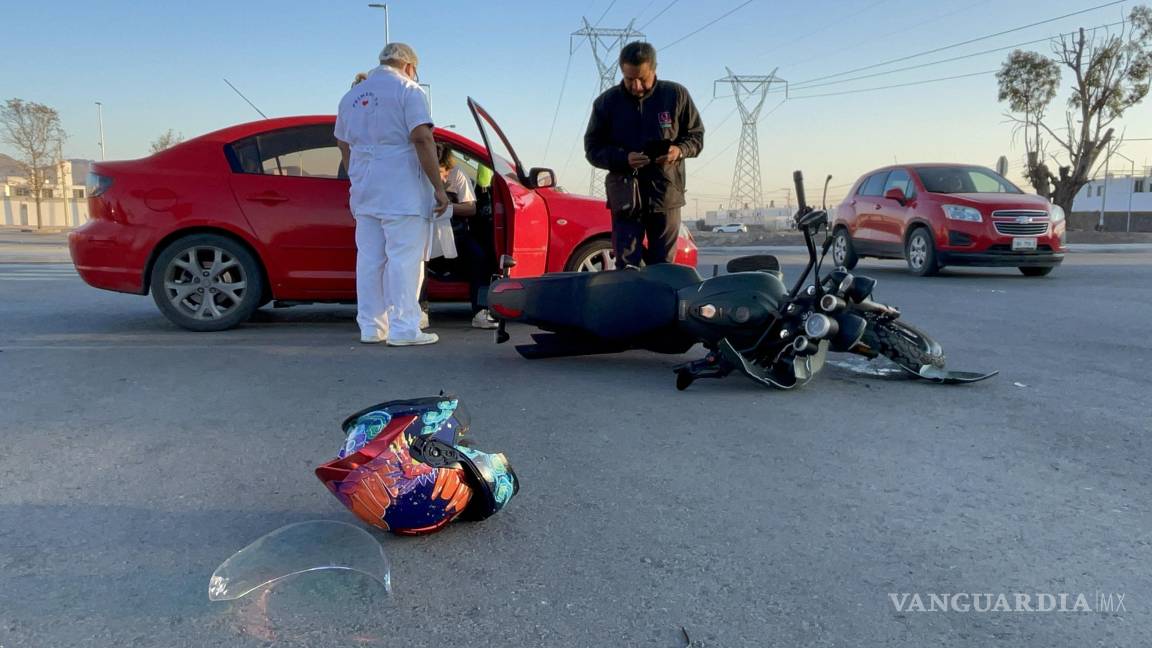 Saltillo: motociclista es embestido por camioneta al incorporarse sin precaución a vialidad