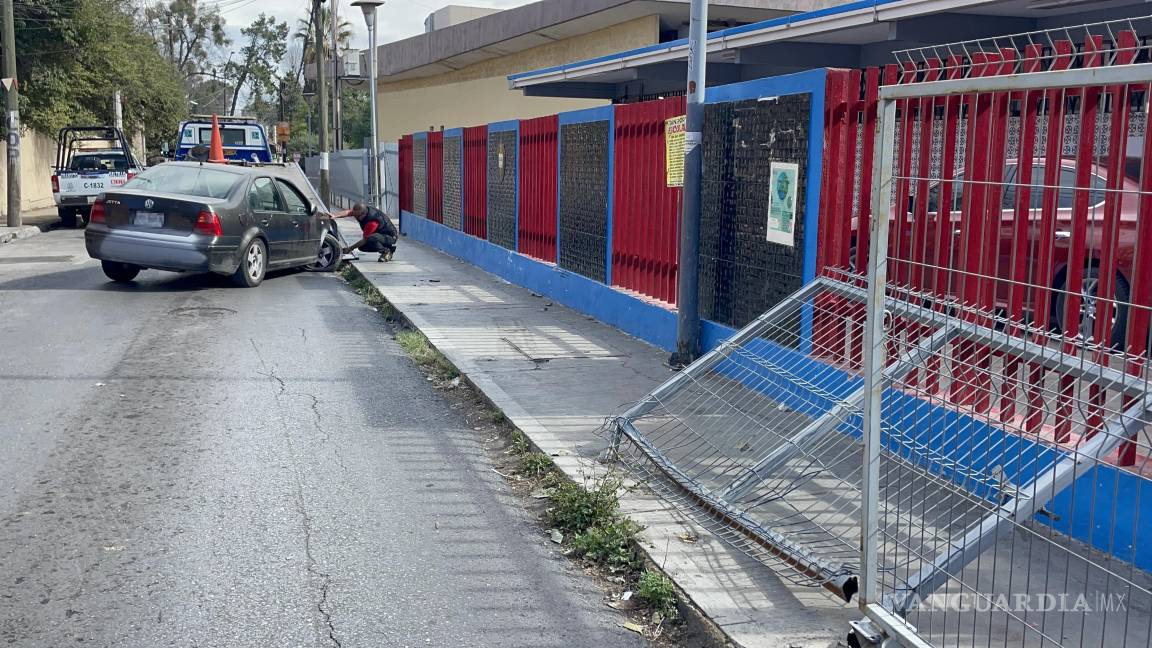 Cansancio lo vence y choca contra malla de una escuela en el centro de Saltillo