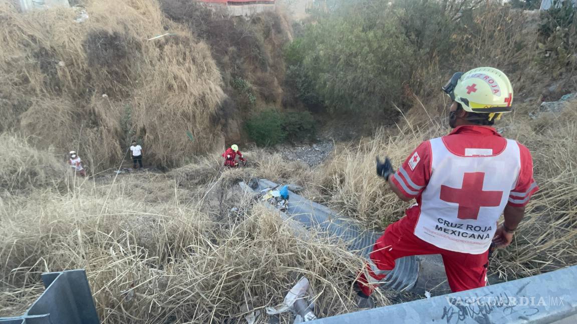 Cuerpos de emergencia de Saltillo rescatan a hombre del fondo de un arroyo