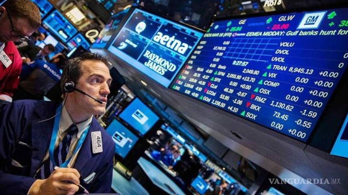 Wall Street mantiene el tono negativo: el Dow Jones y el S&amp;P 500 caen tras sufrir el lunes su peor sesión en años