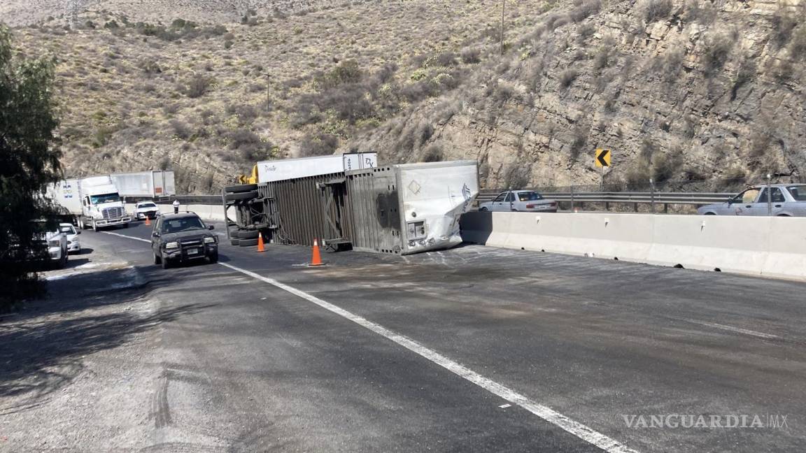 Vuelca trailero que conducía a exceso de velocidad en carretera Saltillo-Los Chorros; provoca tráfico