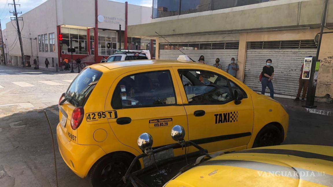 ¿De qué privilegios goza este taxista?; exhiben a conductor por dar vuelta en “U” en Saltillo