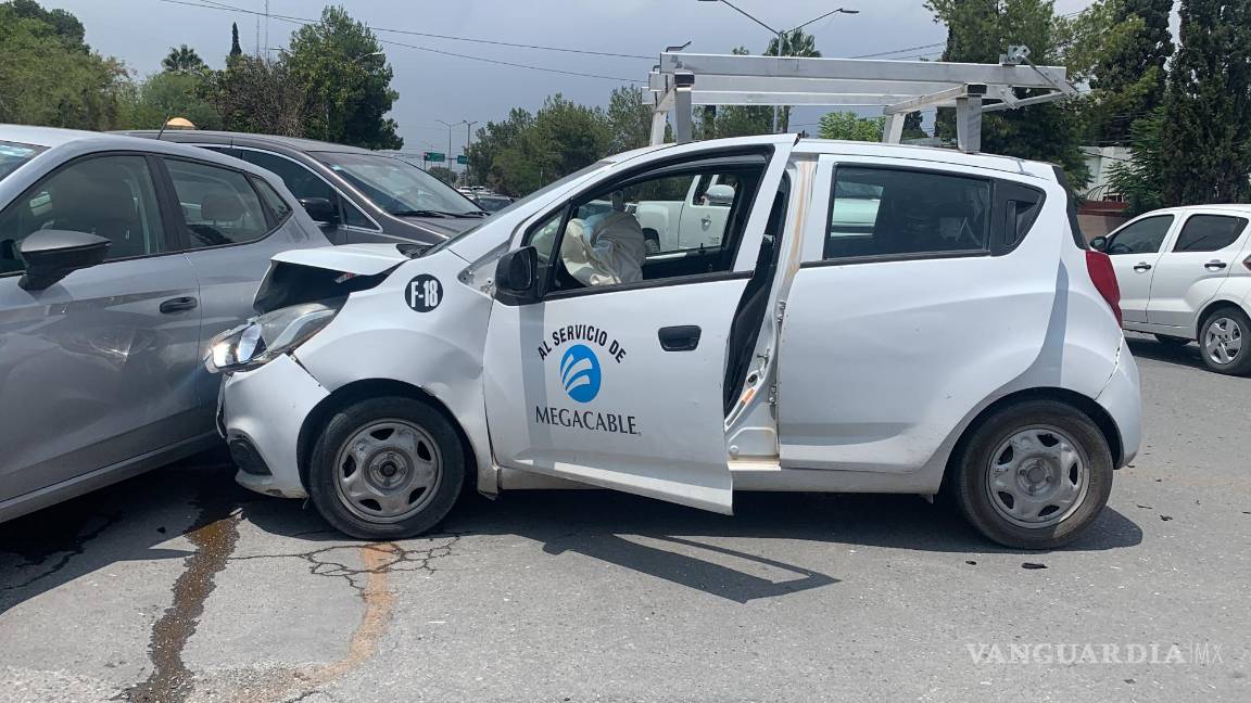 Por no tener precaución, provoca carambola de tres autos, en Saltillo