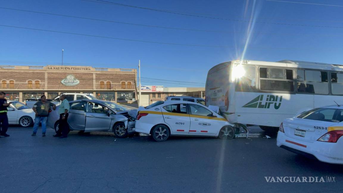 No frena e impacta auto contra transporte en Saltillo; accidente deja múltiples daños y caos vehicular