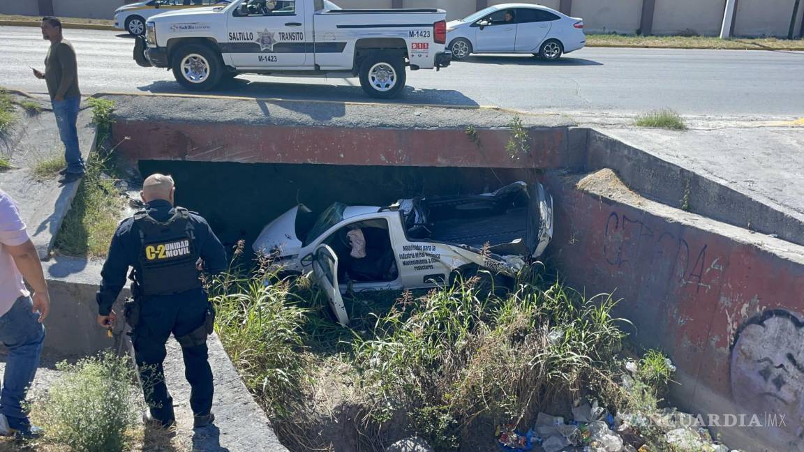 Saltillo: Por discutir con otro conductor choca y cae a canal pluvial; vuelca camioneta con la que se impactó