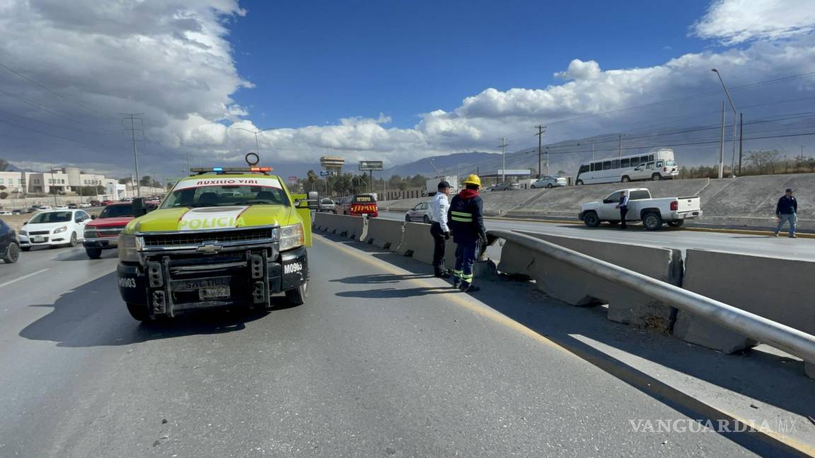 Fuerte viento derriba luminaria y provoca caos vial al oriente de Saltillo