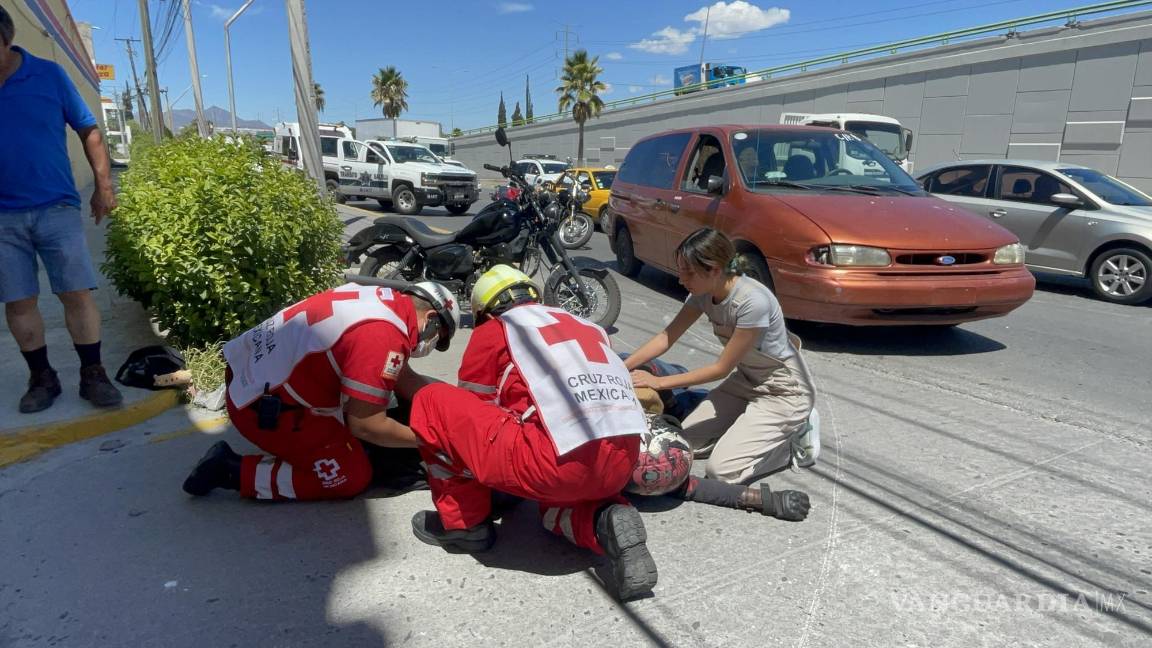 Imprudentes motociclistas rebasan por la derecha y son derribados por camioneta frente al motel Corona de Saltillo