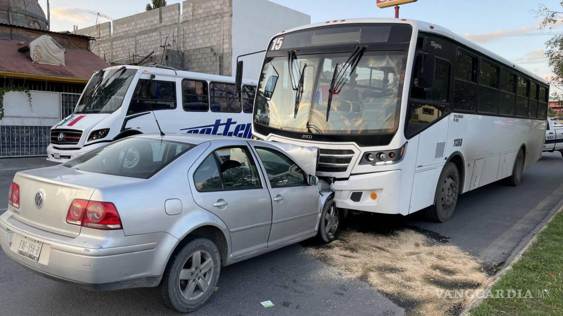 Saltillo: choque proyecta a familia contra camión; Bomberos atiende a madre de familia y sus tres hijos