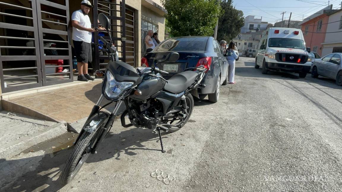 Portazo de auto derriba a pareja de motociclistas, al poniente de Saltillo