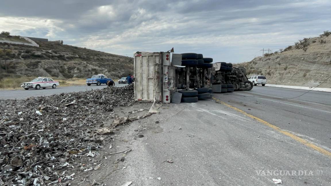 Volcadura de tráiler en Arteaga deja esparcida carga de pedacería de metal