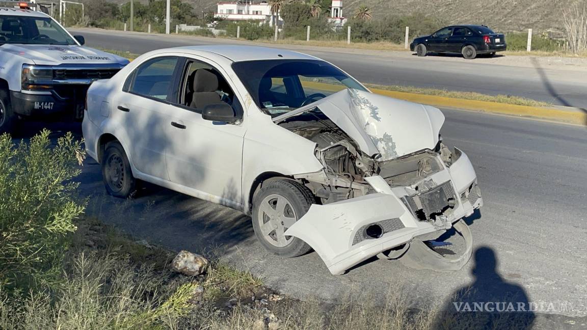Le dan cerrón, pierde el control y tumba luminaria al surponiente de Saltillo