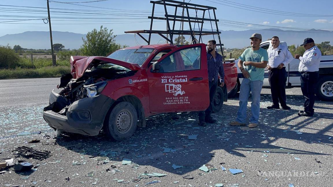 Cruza de lado a lado sin precaución y ocasiona accidente, en Saltillo