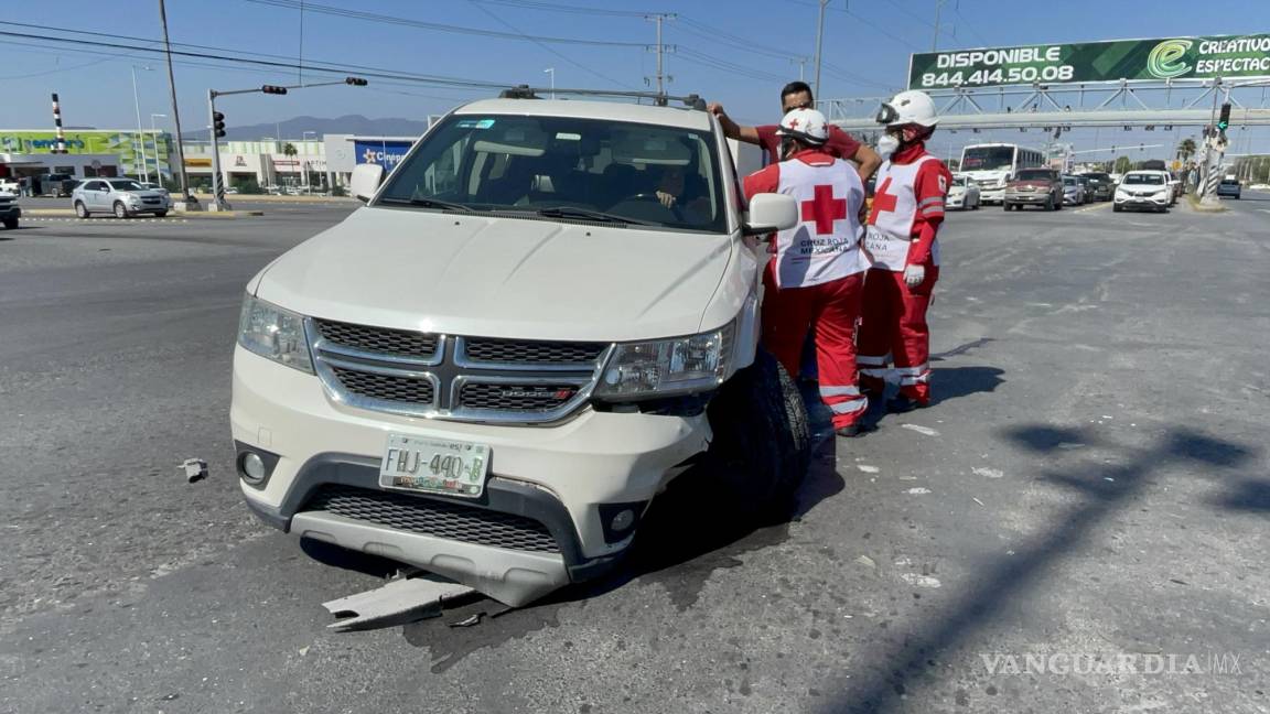 Provoca accidente en Saltillo y dice que el semáforo estaba en ámbar