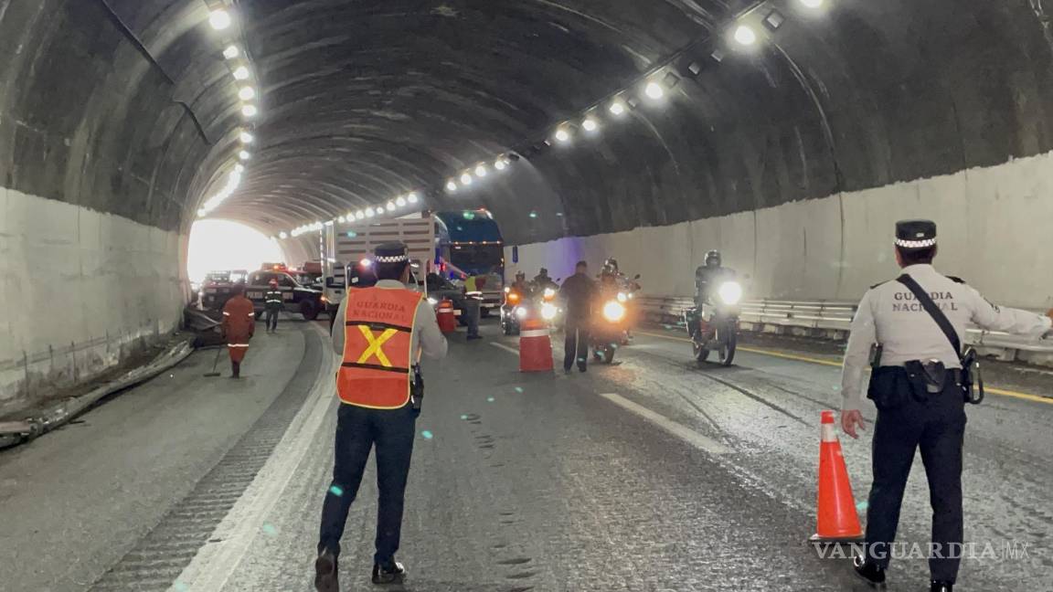 Doble accidente paraliza ‘Los Chorros’; tráiler choca y vehículo se incendia