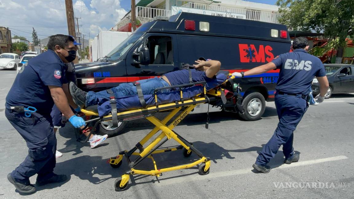 Saltillo: espera motociclista ambulancia por más de una hora tras choque; permaneció esperando en el cofre