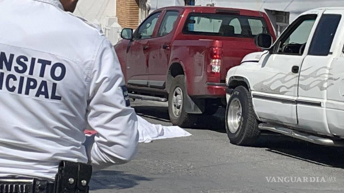 Hombre sufre infarto y fallece en vía pública de Saltillo al intentar detener su vehículo en movimiento