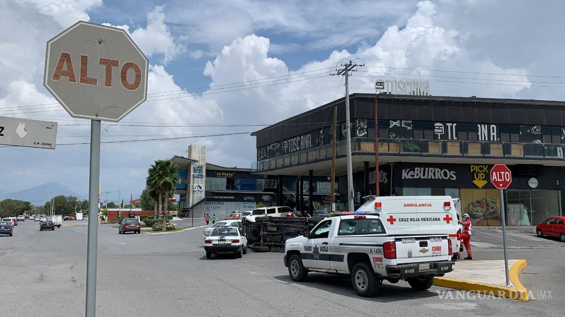 Por pasarse el alto choca y ocasiona volcadura, en Saltillo