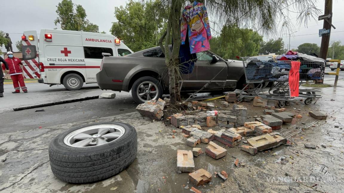 Le cierra el paso taxista, volantea e impacta auto
