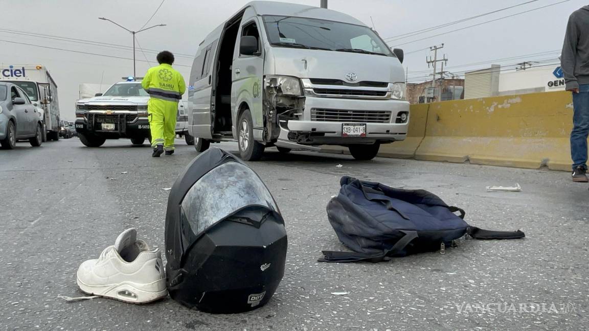 Joven motociclista se atraviesa a vagoneta y lo derriba, al norte de Saltillo