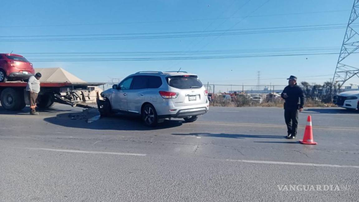 Conductor a exceso de velocidad quita el paso y choca frente a parque industrial en Ramos Arizpe