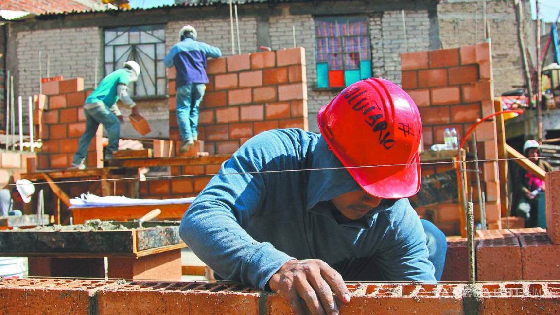 Retrocede producción de empresas constructoras y disminuye número de obreros