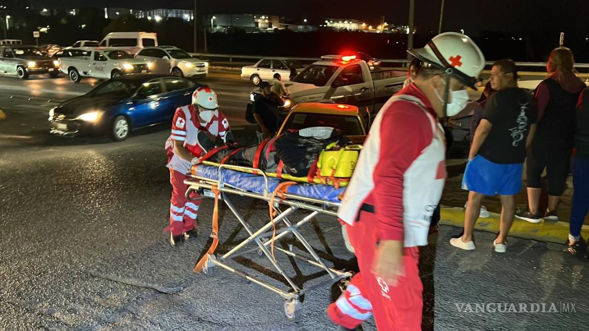 Taxista y su familia resultan heridos en percance al sur de Saltillo