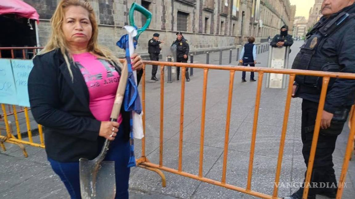 “Que me la deje aquí’... AMLO pide a Ceci Flores, madre buscadora, que deje la pala de mando en Palacio Nacional