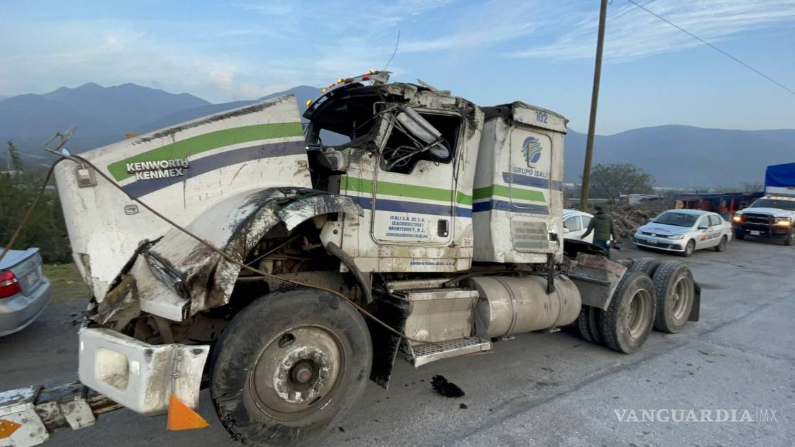 Trailero es vencido por el peso de la carga y vuelca en la autopista Monterrey-Saltillo