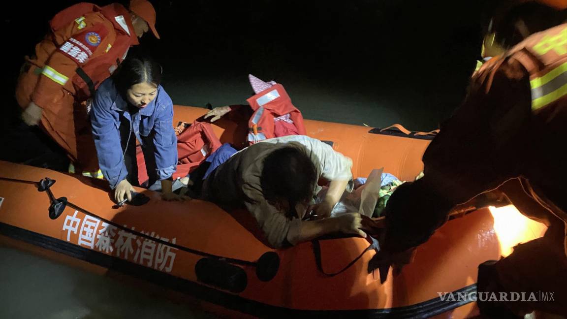 $!Los rescatistas trasladan a las personas con un bote en el condado de Luding, prefectura de Ganzi, provincia de Sichuan, China.
