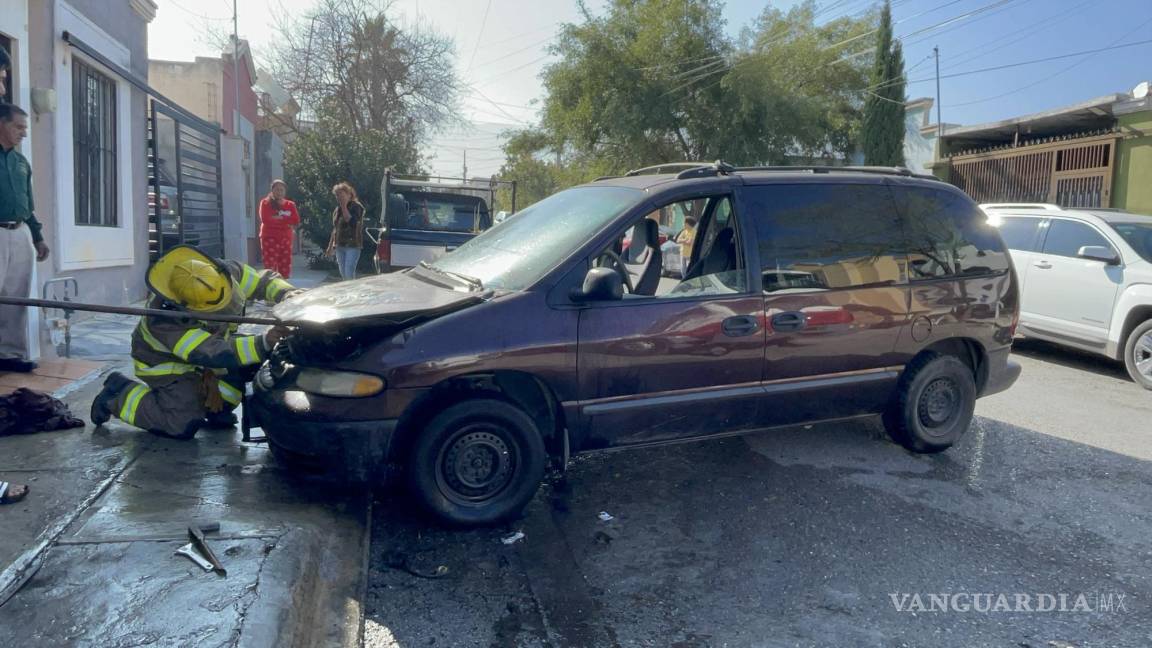 Mal inicio de semana: se alista para salir y camioneta se le incendia al oriente de Saltillo