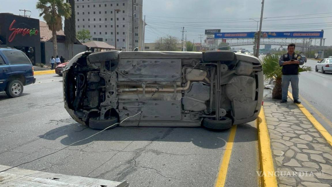 Vehículo le cierra el paso y vuelca en V Carranza, Saltillo