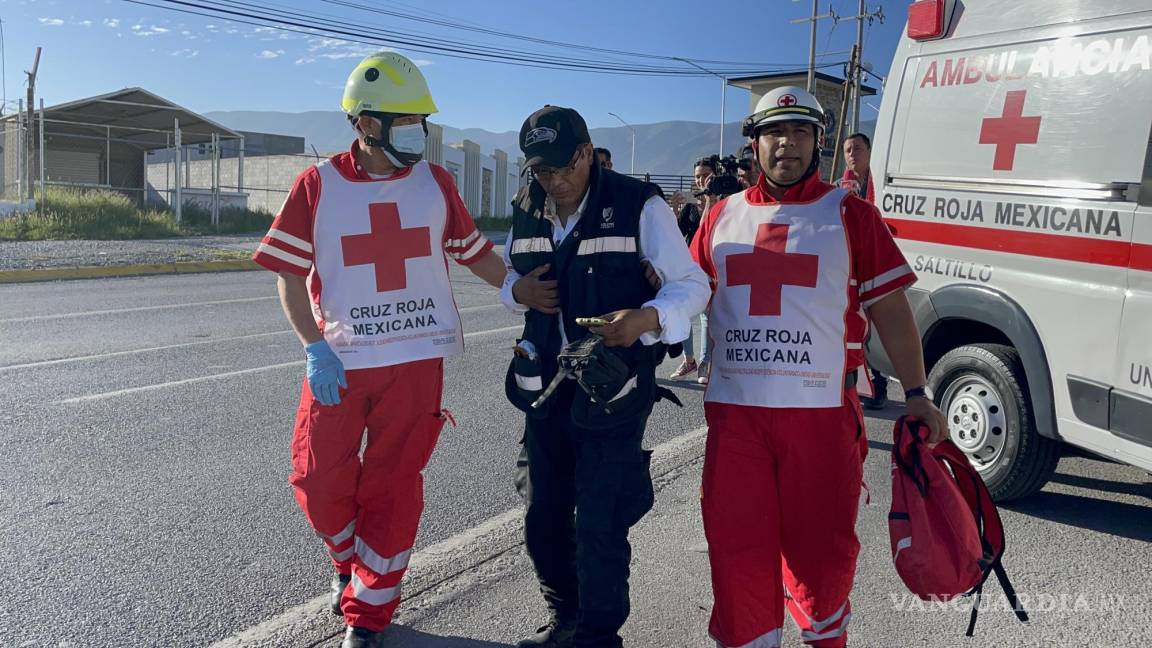 Taxista le quita derecho de paso a motociclista, al norte de Saltillo; termina con golpes leves