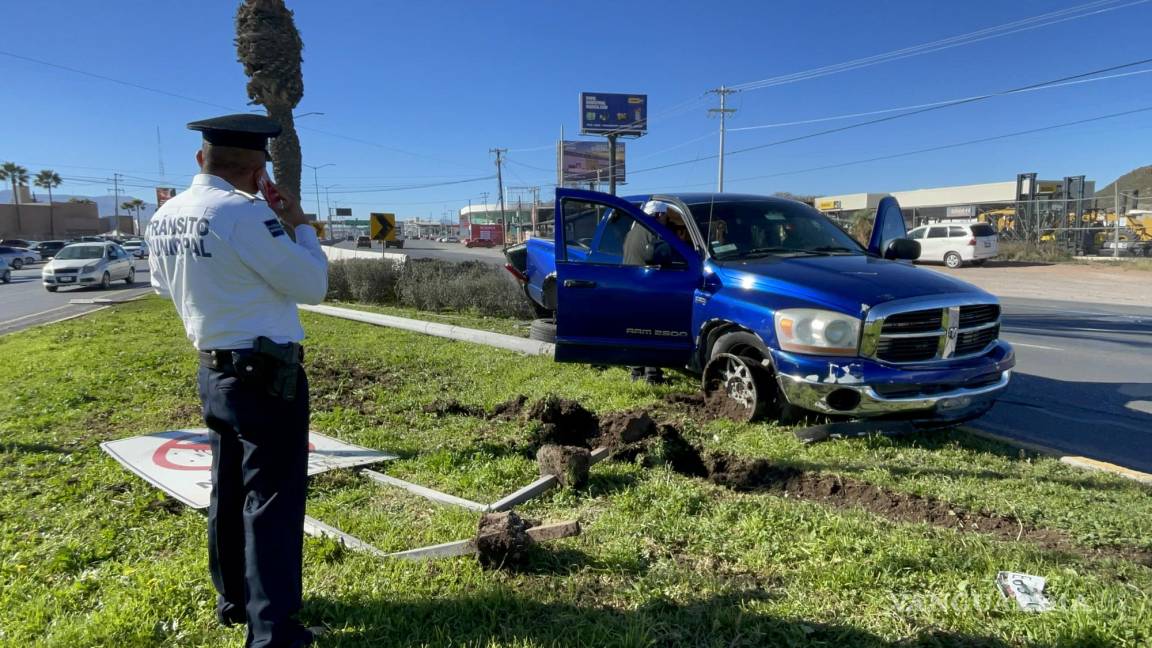 Camioneta derriba luminaria por evitar colisión en la carretera Saltillo-Monterrey