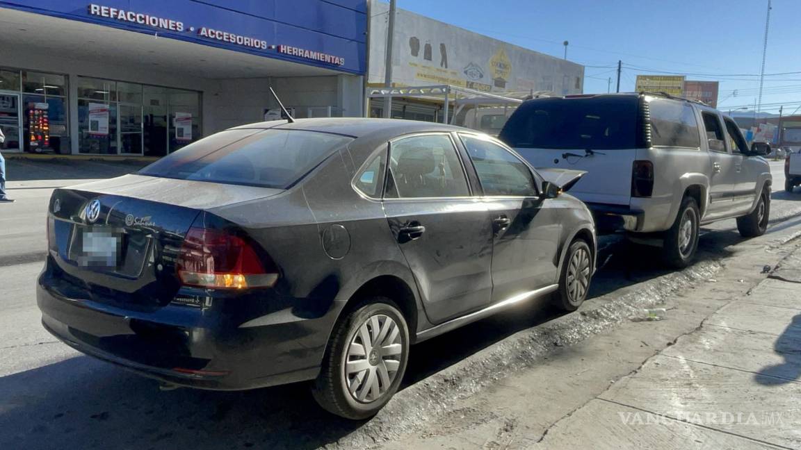 Distracción causa choque entre joven y camioneta en Saltillo