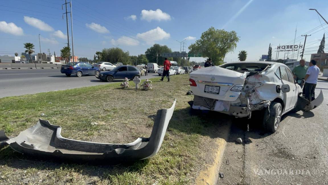 Invaden carril y chocan entre sí al oriente de Saltillo; ambos asumen responsabilidad