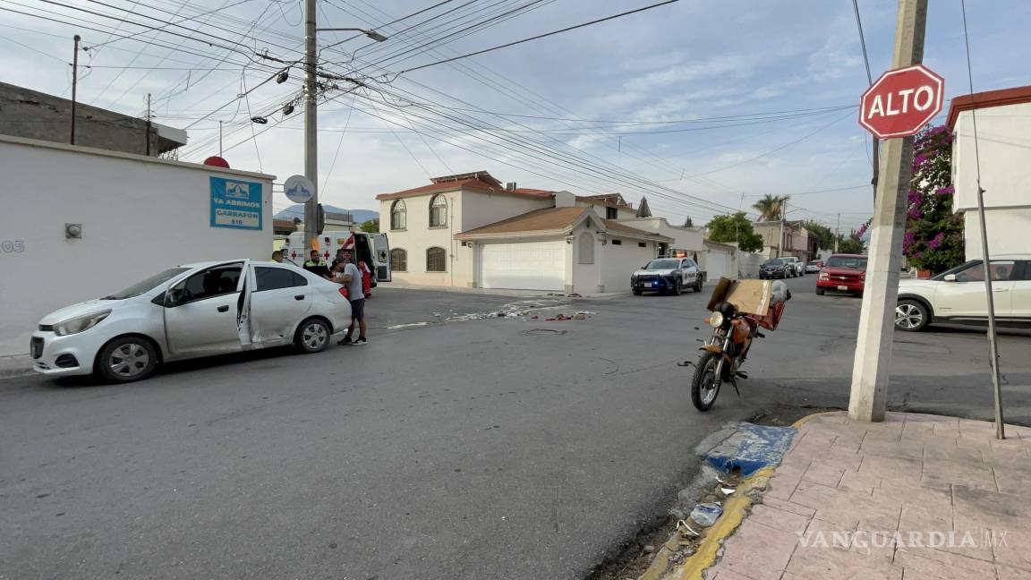 Cae repartidor de periódico tras ser embestido por un auto en Saltillo