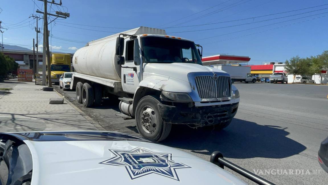 Choca pipa por alcance contra dos en libramiento OFT tras quedarse sin frenos