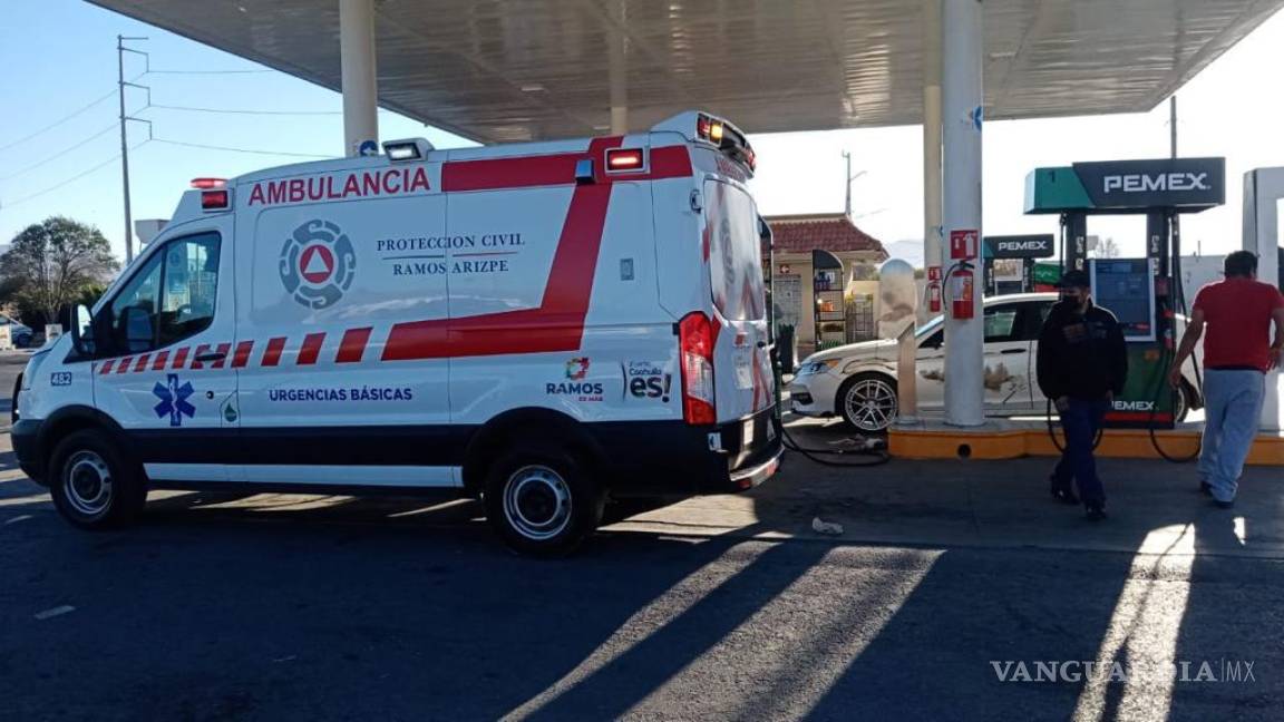 Llanta sale ‘volando’ de tráiler, causa daños a tienda y lesiona a despachador en Ramos Arizpe