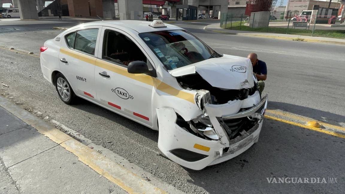 Saltillo: choca taxista al no respetar señal de alto en el distribuidor ‘El Sarape’