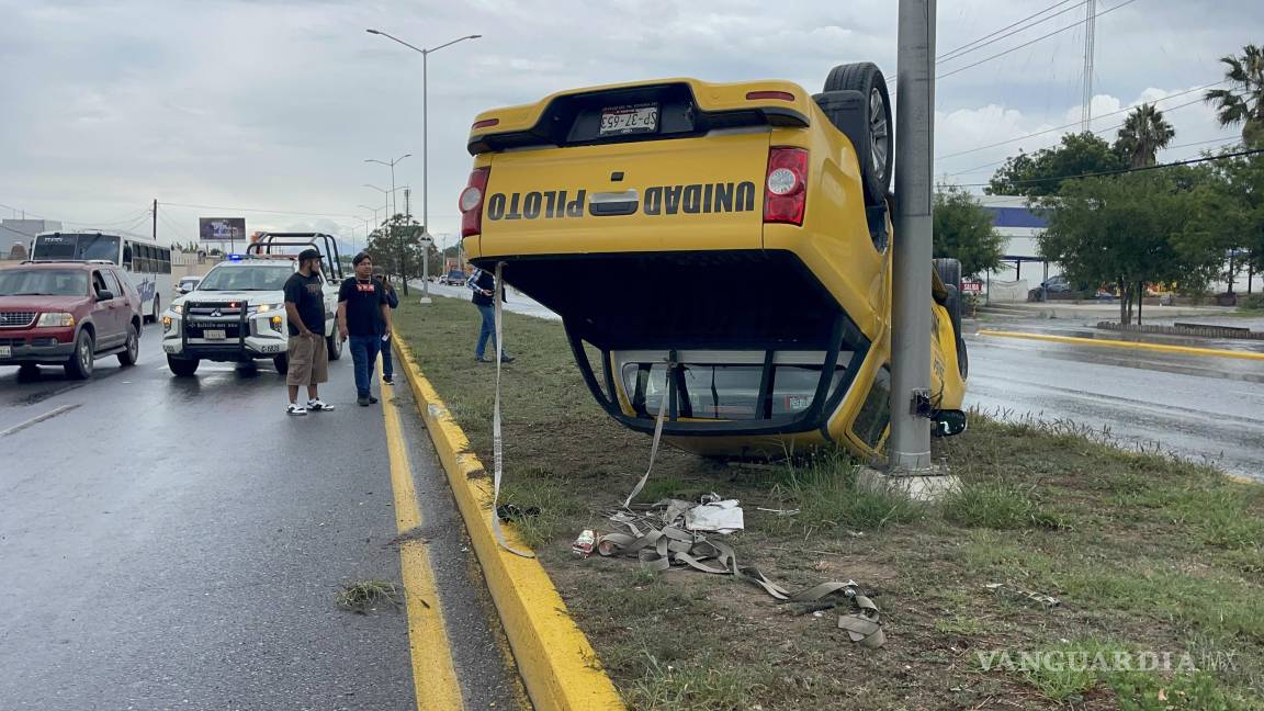 Veloz automovilista choca y termina volcado en un camellón, al sur de Saltillo